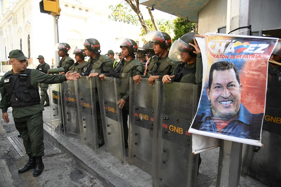 Edifício administrativo do Parlamento da Venezuela é fechado por ameaça de bomba