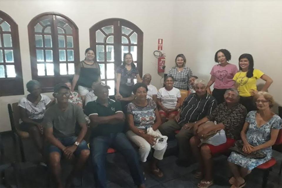 Cras Elizabeth Paranhos realiza palestra para grupo de idosos