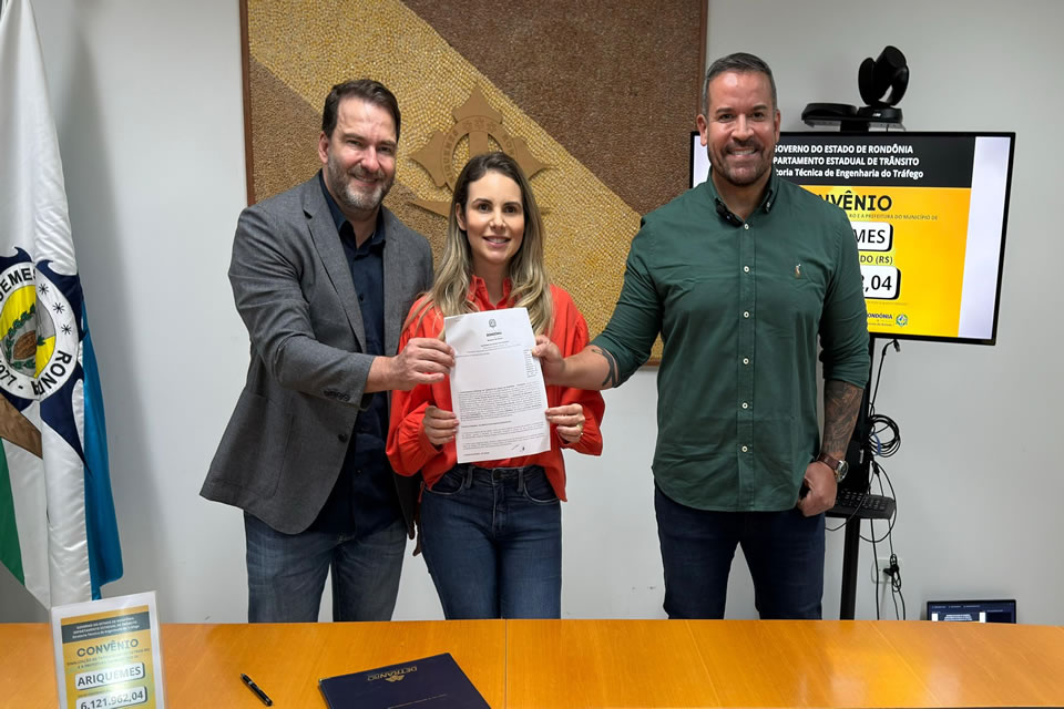 Alex Redano prestigia assinatura de convênio entre Detran e Prefeitura de Ariquemes para modernização da sinalização viária