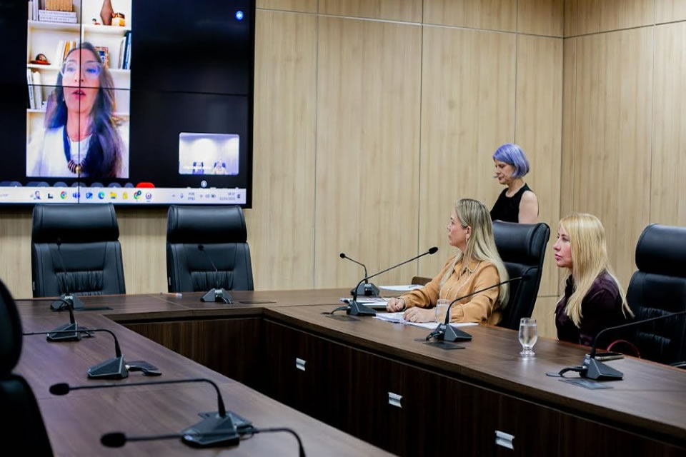 Comissão debate plano de combate à violência contra a mulher em reunião conduzida por Cláudia de Jesus