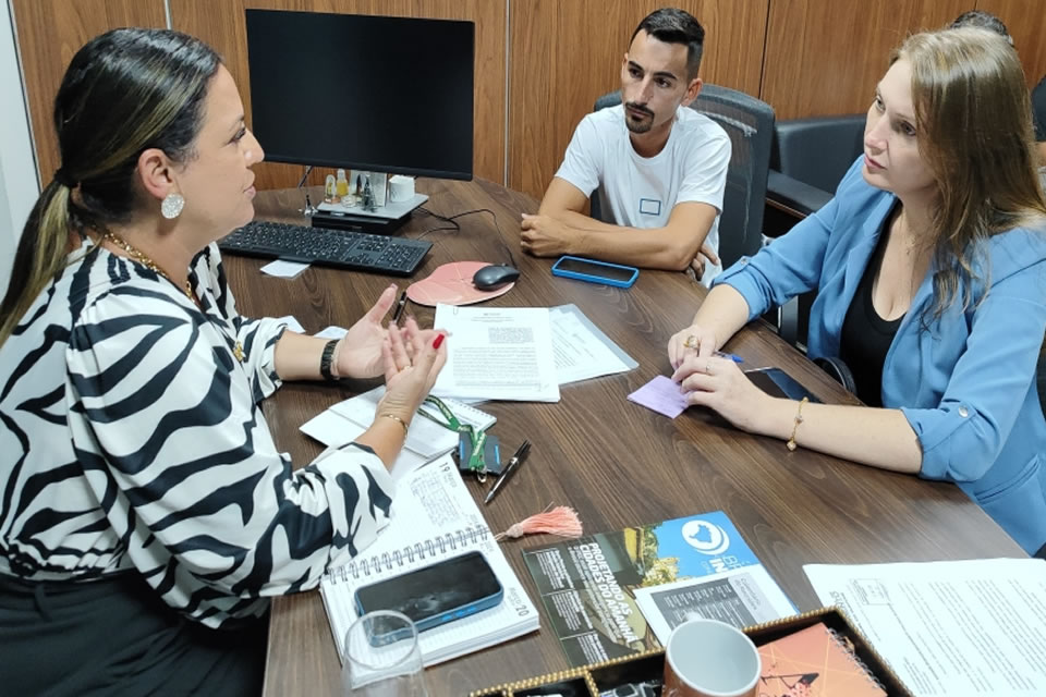 Gislaine Lebrinha e Seduc garantem melhorias no transporte escolar na Terra Indígena Rio Branco
