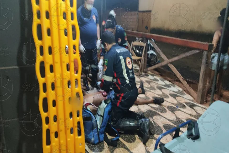 Homem é esfaqueado durante confusão em bar na zona Leste