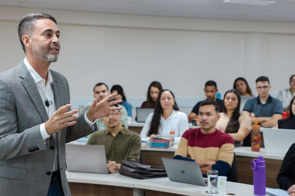 Prefeito Léo Moraes participa de aula inaugural na Emeron e apresenta panorama da administração municipal