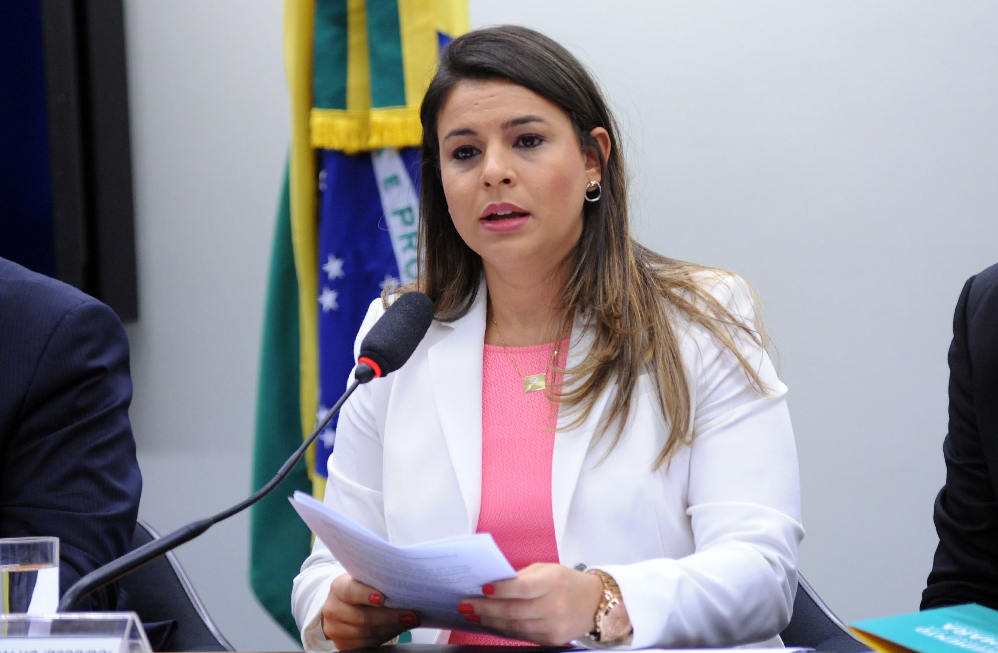 Projeto de Mariana Carvalho beneficia pessoas com deficiência auditiva 