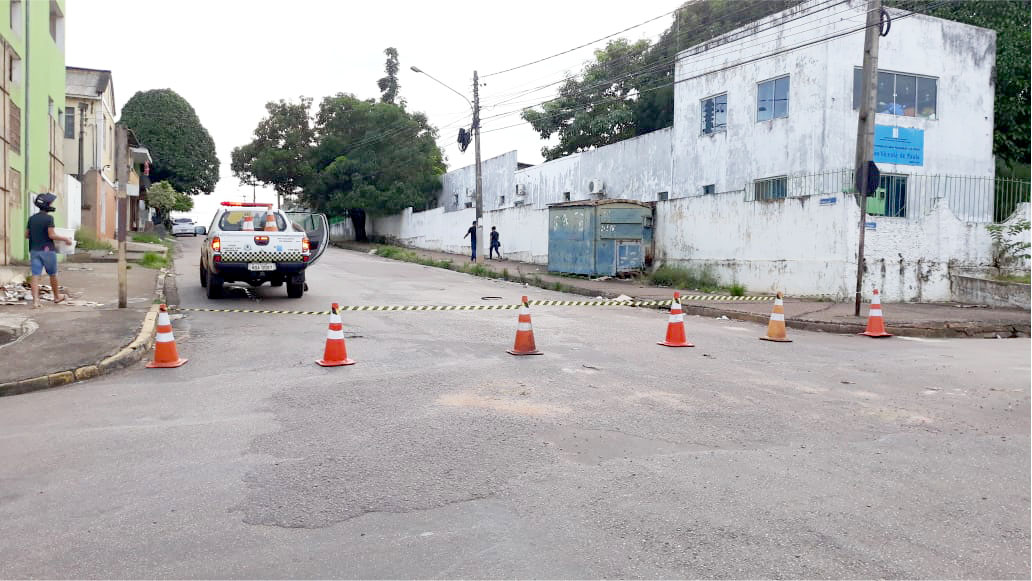 Semisb inicia operação para fechar cratera na rua Paulo Leal