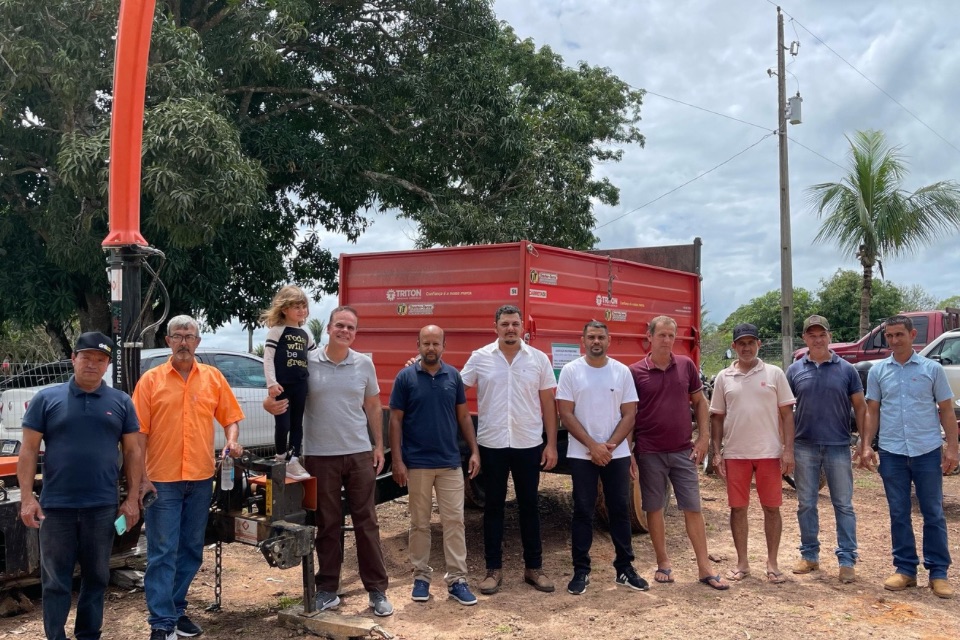 Deputado Alan Queiroz entrega maquinários agrícolas para produtores rurais do município de Ouro Preto