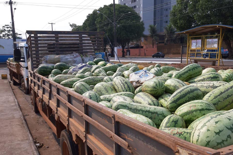 Prefeitura atende agricultores no transporte da produção