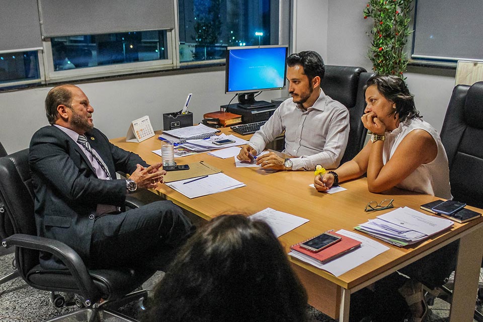 Secretário de saúde acolhe reivindicações do deputado Cirone Deiró
