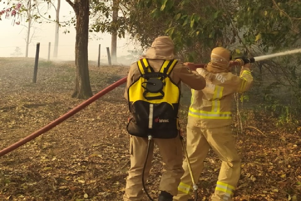 Assustados moradores ajudam bombeiros a conter incêndio em Porto Velho