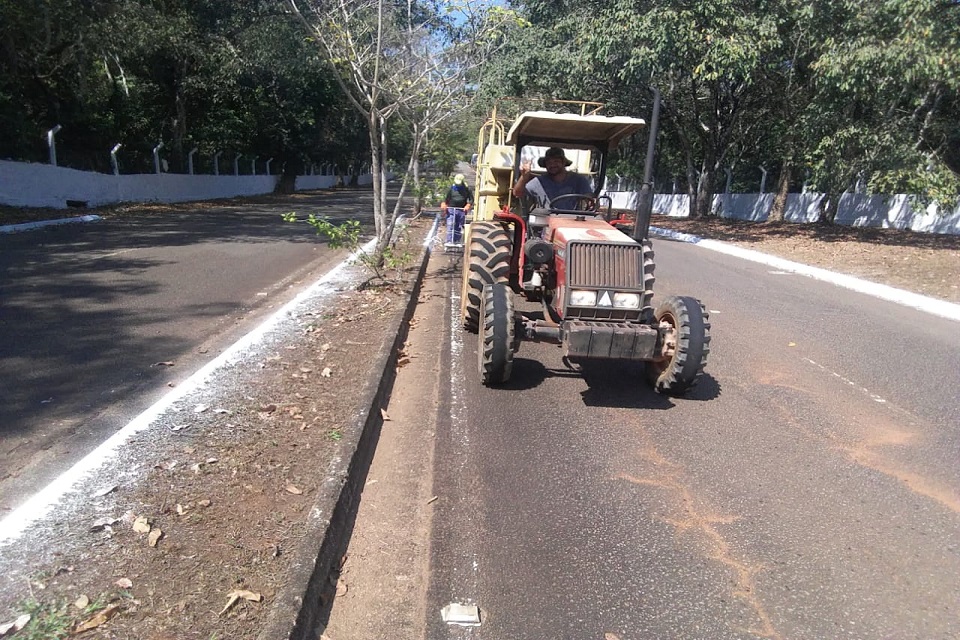 Semusb realiza pintura de meio fio na avenida Lauro Sodré