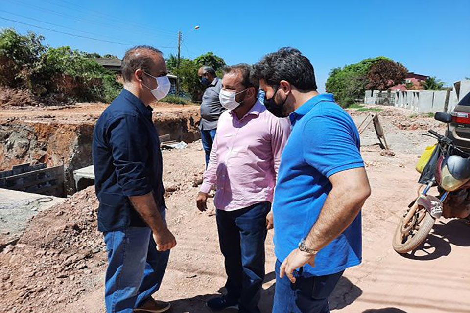 Deputado Alan Queiroz acompanha vistoria das obras no bairro Lagoa em Porto Velho
