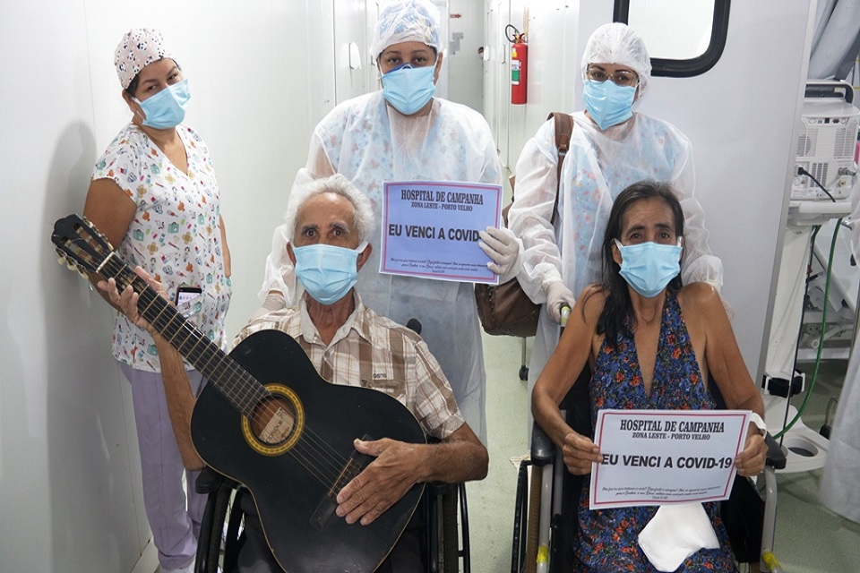 Profissionais do Hospital de Campanha Zona Leste comemoram alta de pacientes que venceram a luta contra a Covid-19