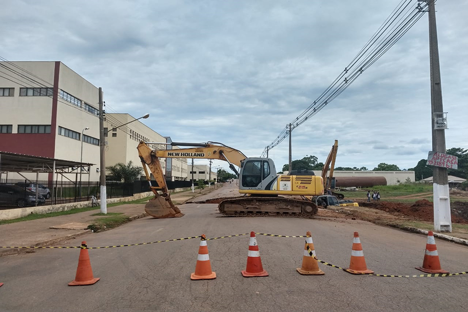 Avenida está interditada parcialmente para execução de obras