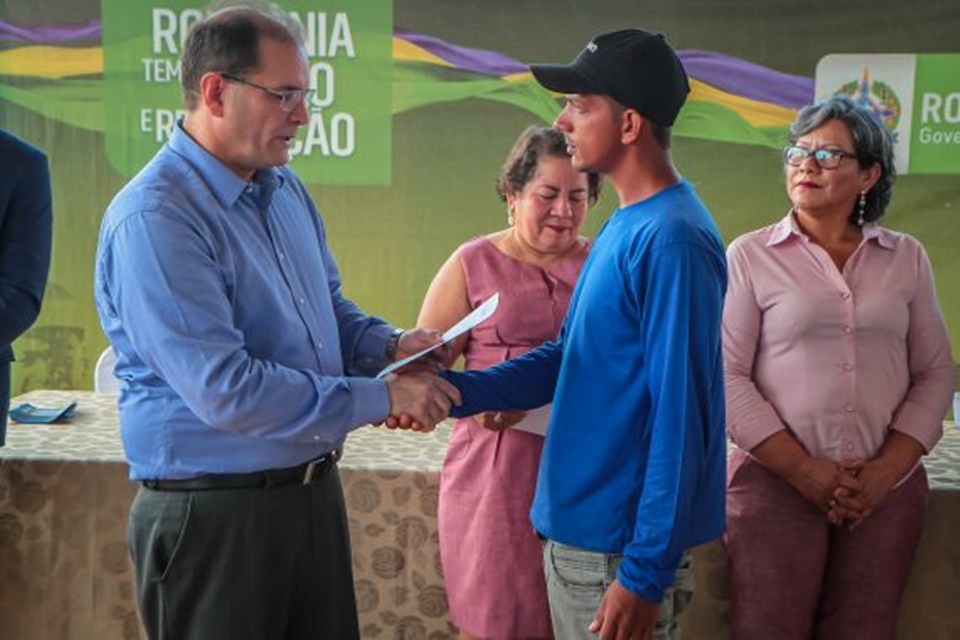 Reeducandos recebem certificados de cursos de operador de máquinas pesadas e de motoniveladoras realizados na Fazenda Futuro