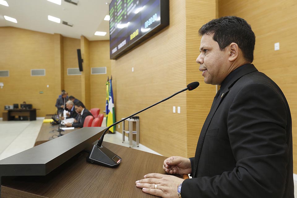 Jair Montes cobra a entrega das casas do Crystal da Calama