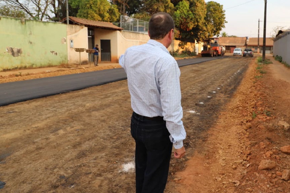 Prefeito vistoria pavimentação no bairro Jardim eldorado