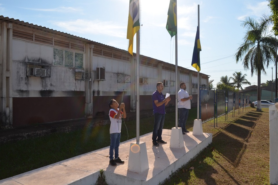 Segundo dia em comemoração aos 36 anos, Bandeira de Rolim de Moura é tema no momento cívico 