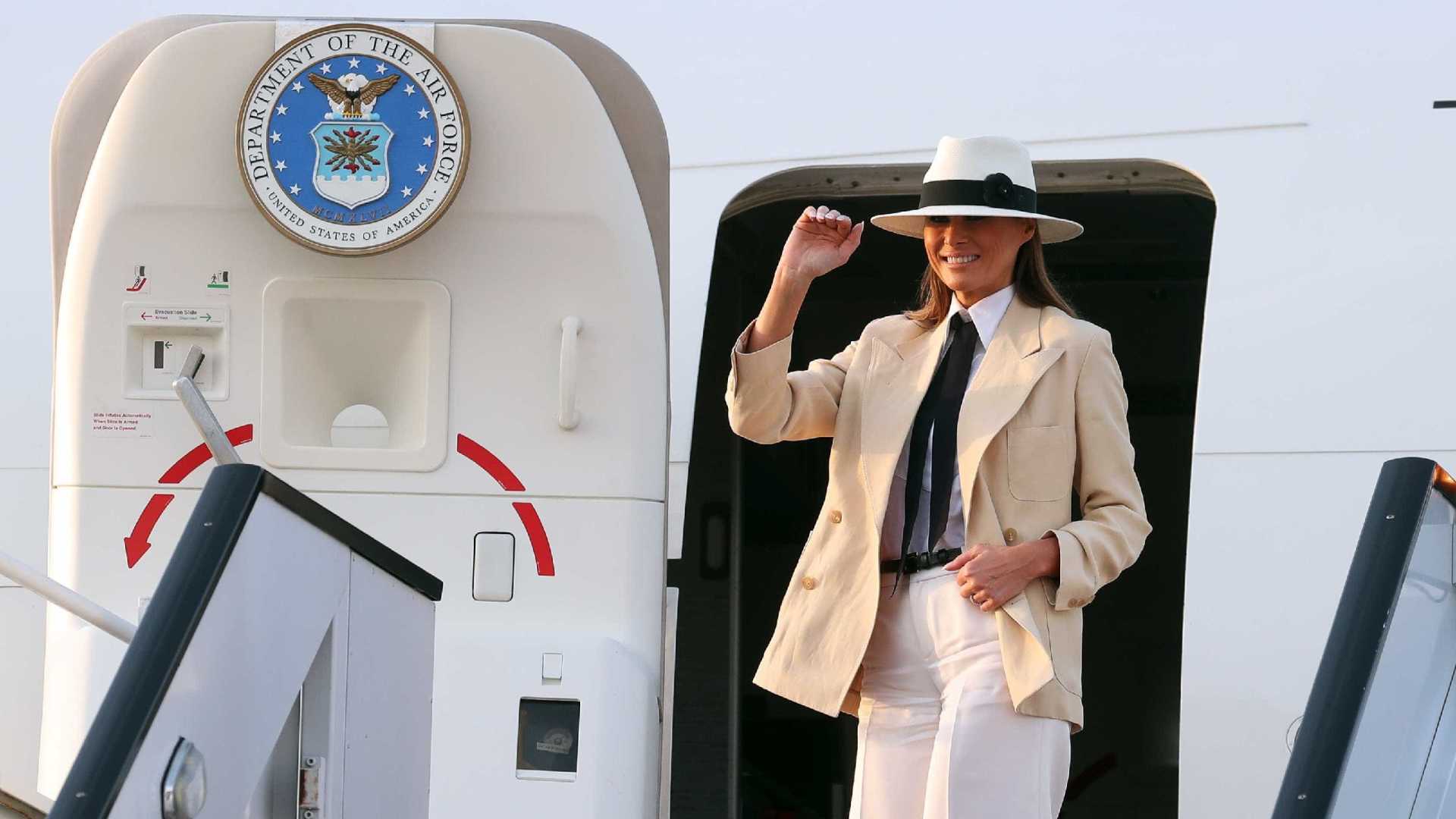 Avião que levava Melania Trump faz pouso forçado nos EUA