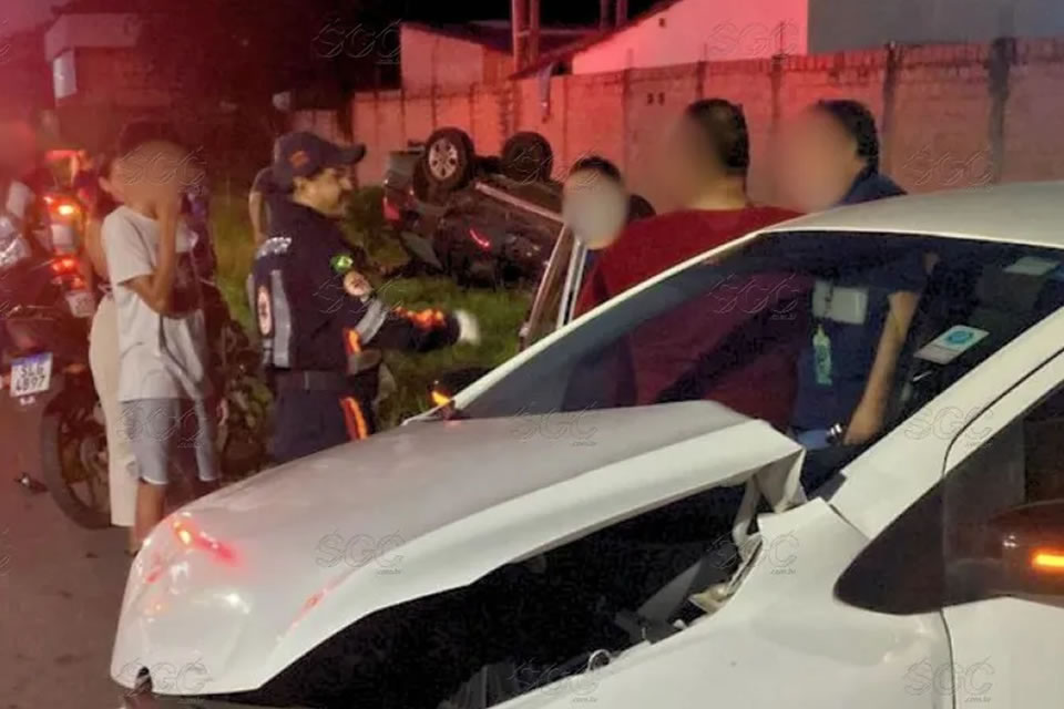 Palio capota após ser atingido por carro que invadiu a preferencial, em Porto Velho