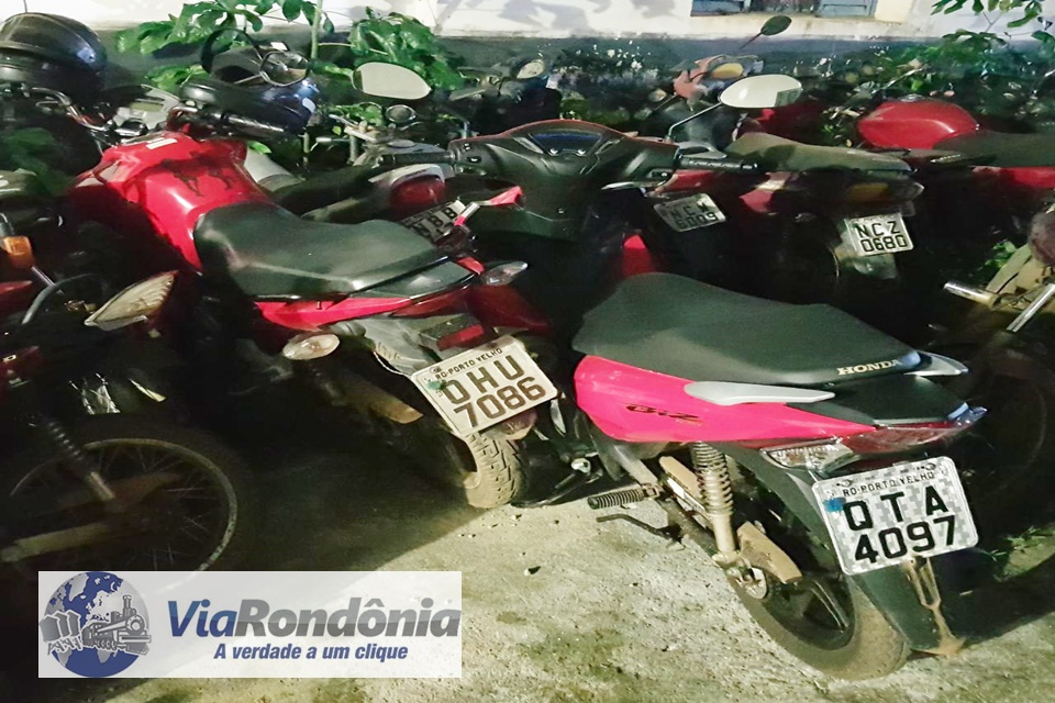 Policia recupera quatro motos em mocó na zona sul da capital