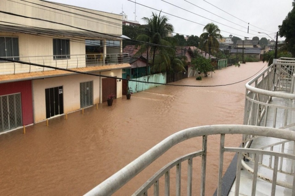Chuva intensa em Ji-Paraná deixa ruas e avenidas alagadas