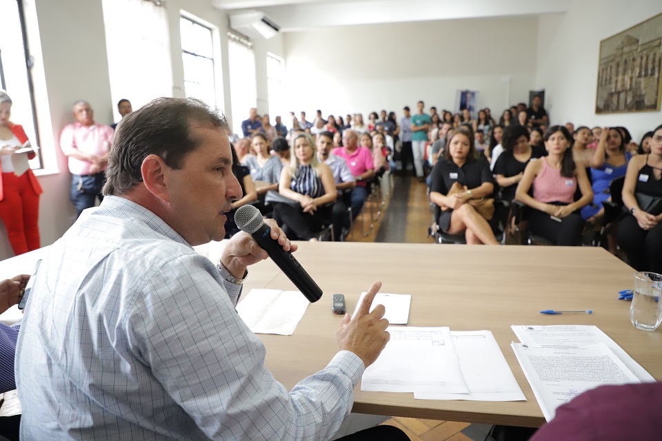 Prefeito empossa 70 novos professores concursados
