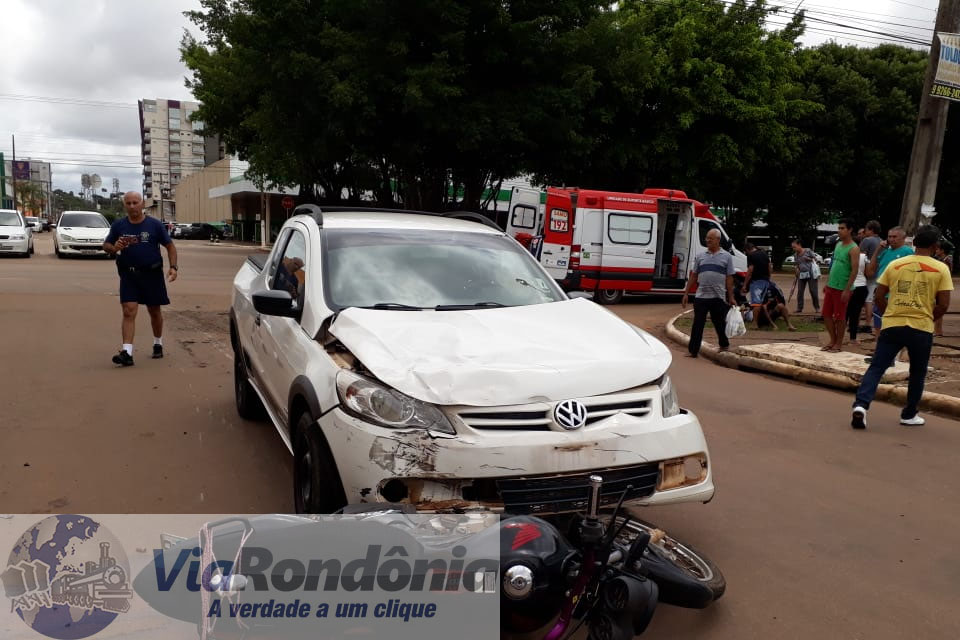 Motorista avança preferencial e arrasta moto por vários metros deixando uma vítima lesionada