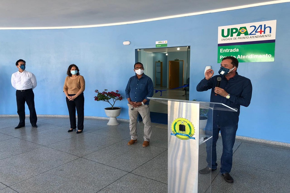 Prefeito entrega UPA, praça, asfalto ônibus e outros benefícios no distrito