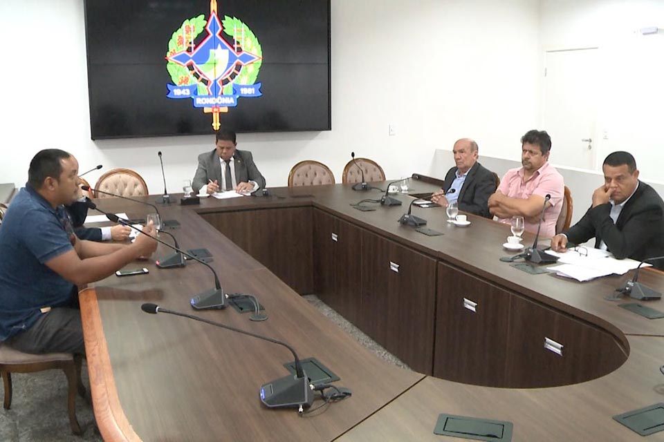 Durante reunião de Comissão, deputado Jair Montes cobra a entrega de casas do Crystal da Calama