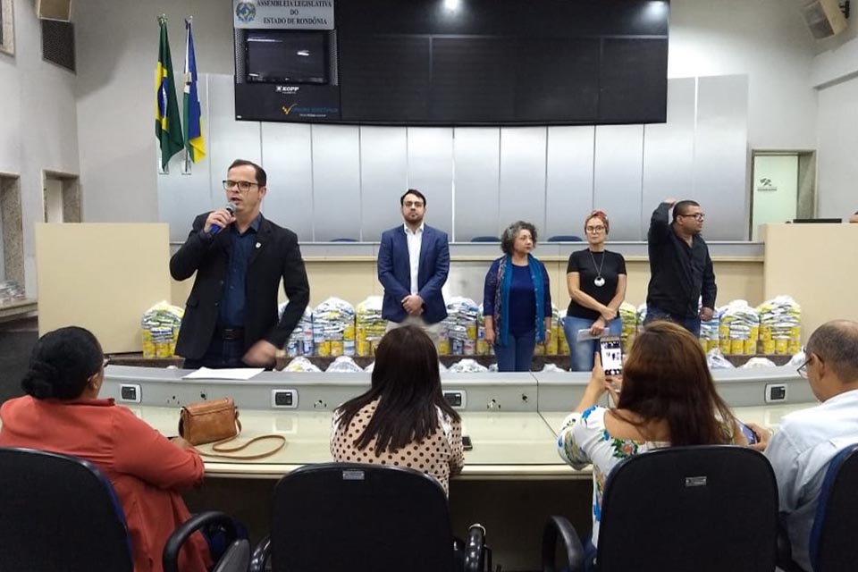 Escola do Legislativo distribui leite doado pelos alunos