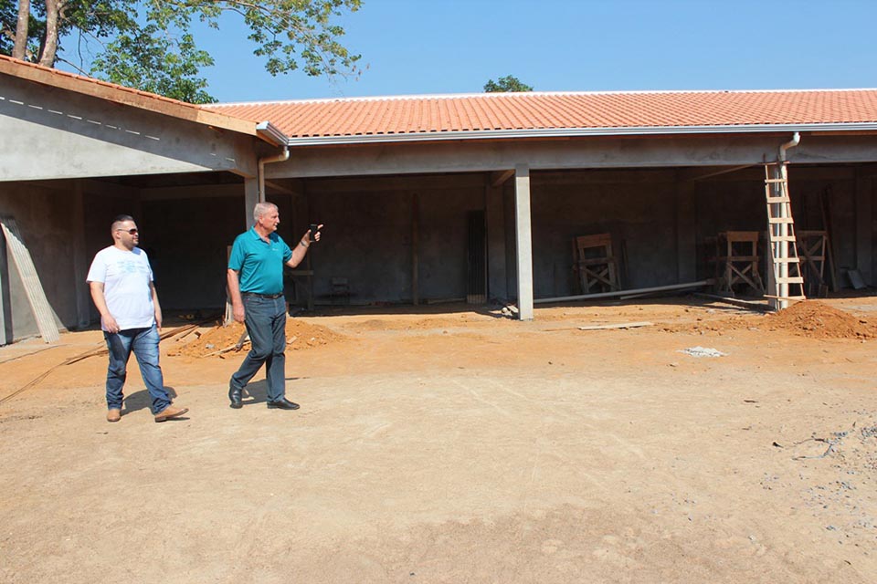 Adelino Follador visita obras do novo prédio da Idaron em Ariquemes