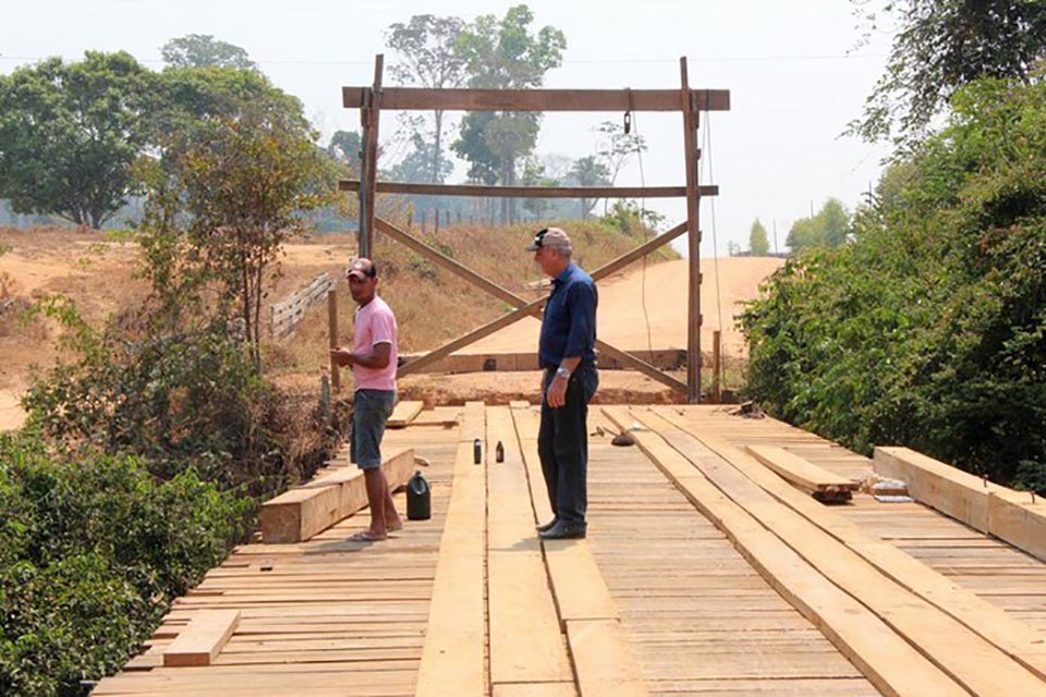 Adelino Follador fiscaliza obra de ponte sobre rio Massangana e cobra ações na RO-459