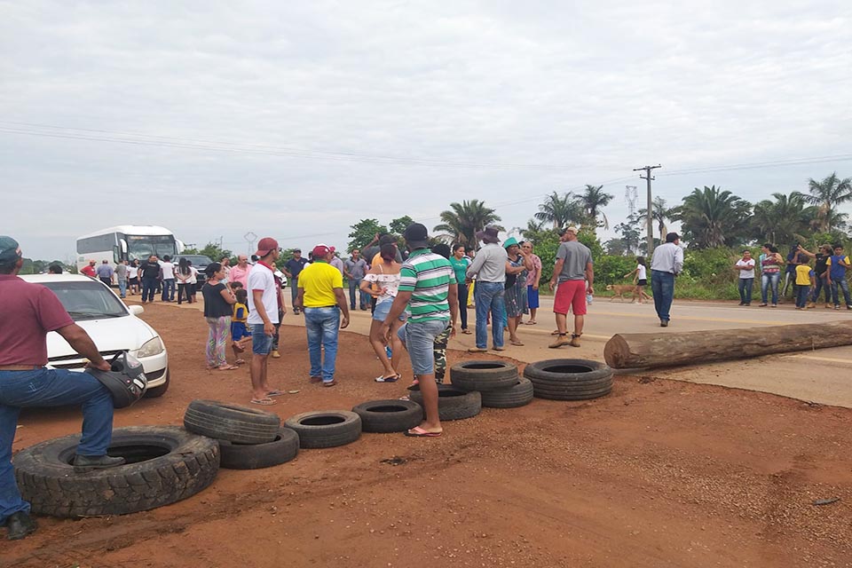 DESCASO: Revoltados Comunidades da Beira fecham a BR-364, a 80 KM de Porto Velho