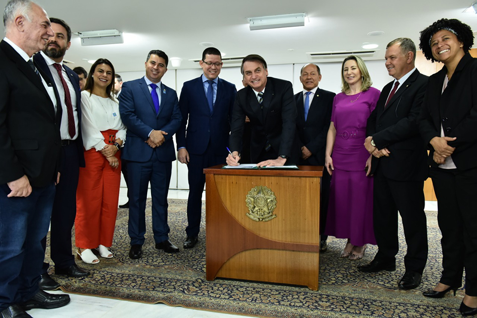 Presidente Jair Bolsonaro assina decreto da transposição dos servidores de RO para União