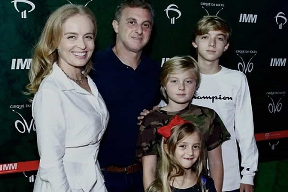 Angélica diz andar de transporte público no exterior para dar vida normal aos filhos