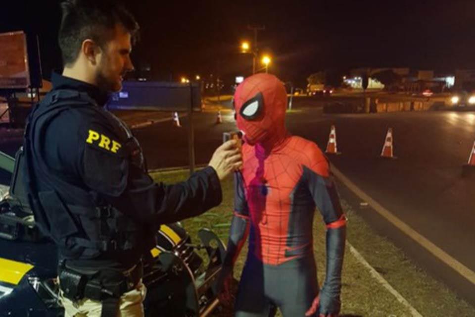  Homem-aranha passa no teste do bafômetro em blitz da Polícia Rodoviária Federal no Paraná