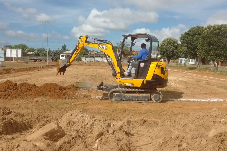 Obras de campos de futebol society em Vilhena são iniciadas com investimento de Ezequiel Neiva