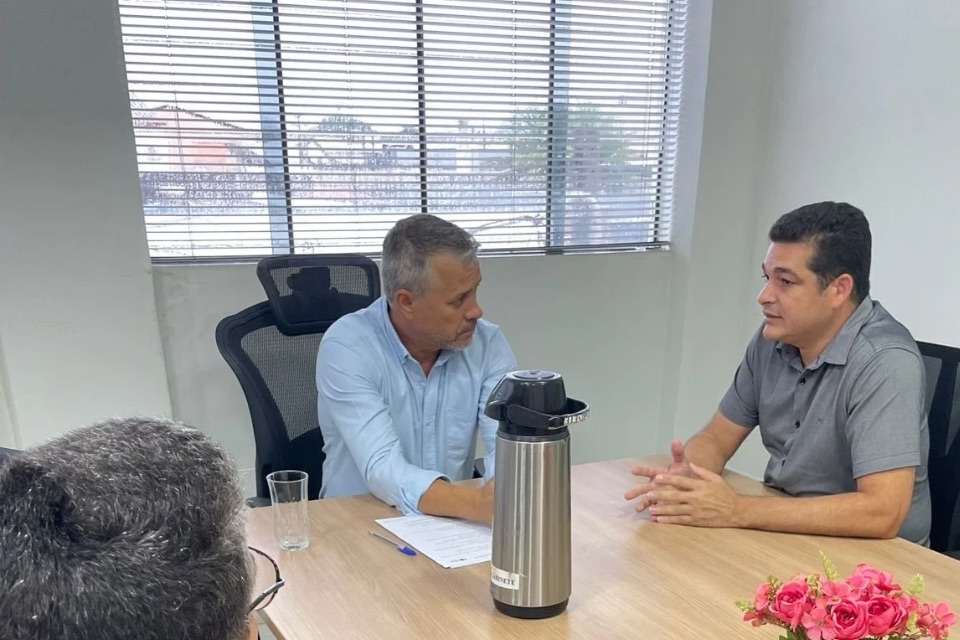 Vereador Adalto de Bandeirantes se reúne com adjunto da Semed para enfrentar a crise dos ônibus queimados nos distritos 