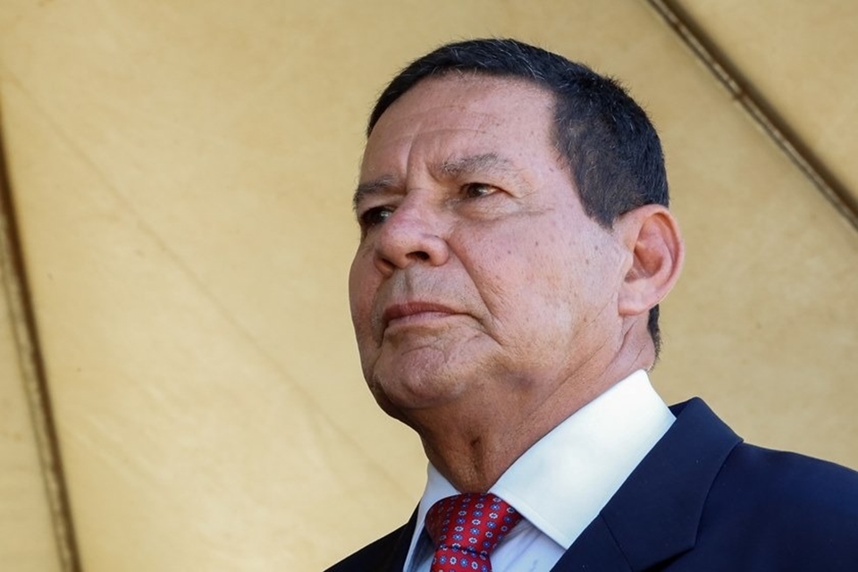 Governo pode oferecer cargos para partidos da base aliada, diz Mourão