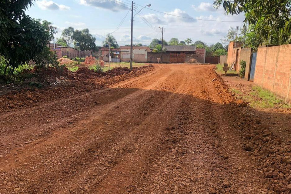 Ruas do bairro estão recebendo limpeza e encascalhamento nos pontos mais críticos