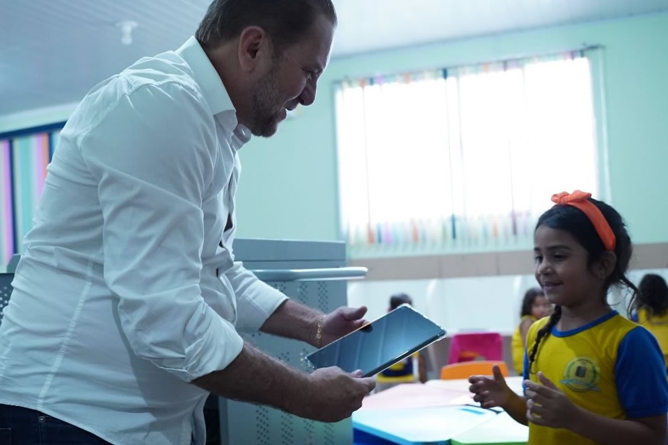 Cirone Deiró entrega laboratório de informática móvel na escola Tancredo Neves, em Porto Velho