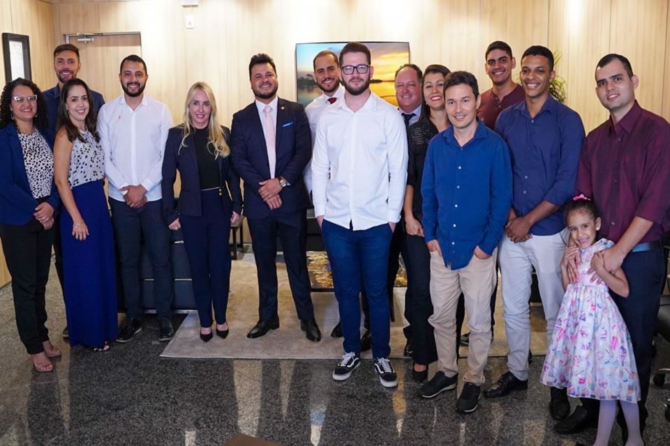 Assembleia empossa novos servidores