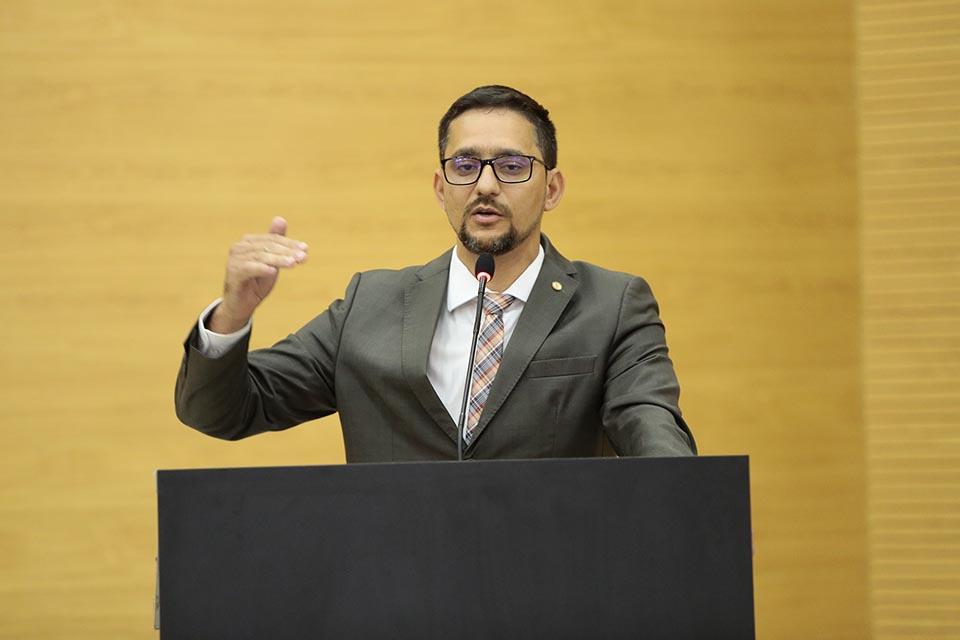 Emdur entrega materiais de iluminação na Escola Maria Izaura a pedido de Anderson Pereira