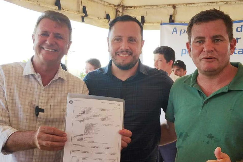 Luizinho Goebel entrega ordem bancária para aquisição de aparelho litotripsia extracorpórea para saúde de Vilhena