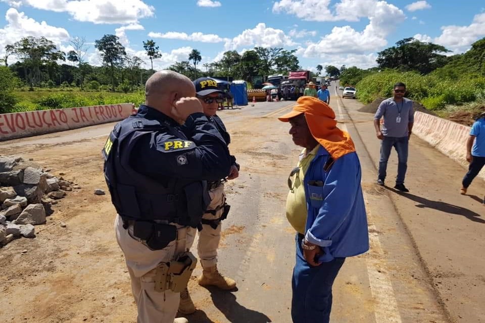 Após 24h interditado, trecho da BR-364 é liberado para tráfego nos dois lados