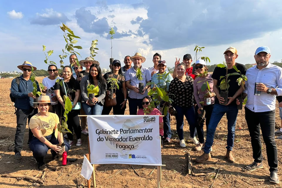 Vereador Everaldo Fogaça e colaboradores do gabinete participam de mega plantio de 31 mil mudas de árvores frutíferas e nativas