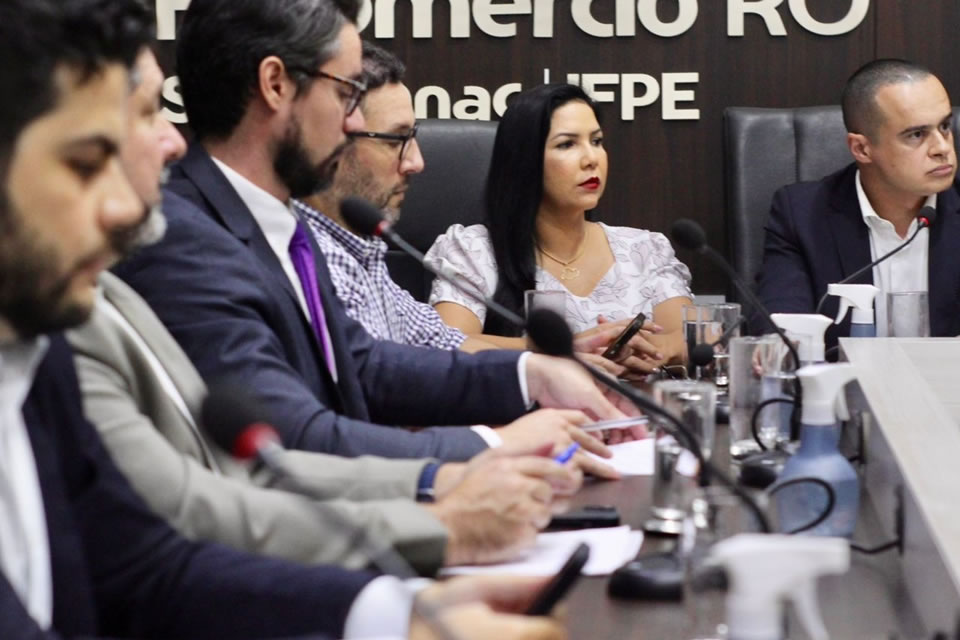 Movimento liderado pela deputada Cristiane Lopes e a Sociedade Civil Organizada busca redução das passagens aéreas em Rondônia