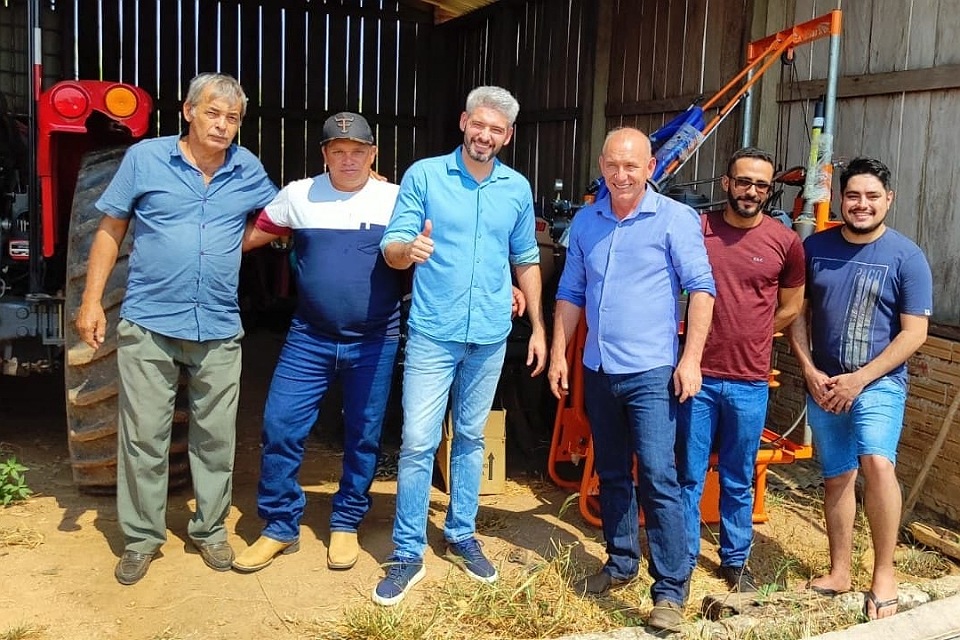 Ezequiel Neiva entrega equipamentos e implementos agrícolas em Colorado do Oeste