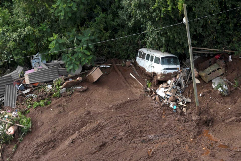 Dois corpos são encontrados em ônibus soterrado pela lama em Brumadinho