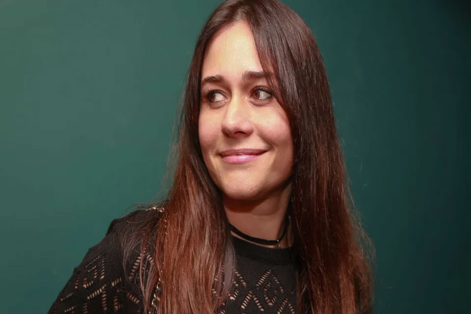 Alessandra Negrini tem celular furtado enquanto esperava carro de aplicativo em São Paulo